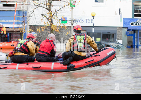 Les sauveteurs RNLI et évacuer les résidents de la rue main Cockermouths lors des inondations de novembre 2009. Banque D'Images