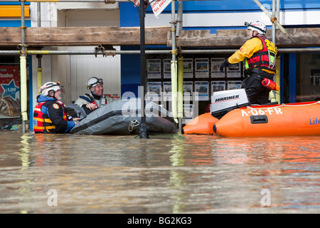 Les sauveteurs RNLI et évacuer les résidents de la rue main Cockermouths lors des inondations de novembre 2009. Banque D'Images