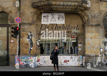 Berlin. L'Allemagne. Old fashioned signwriting, graffiti et street art sur Rosenthaler Strasse Mitte. Banque D'Images