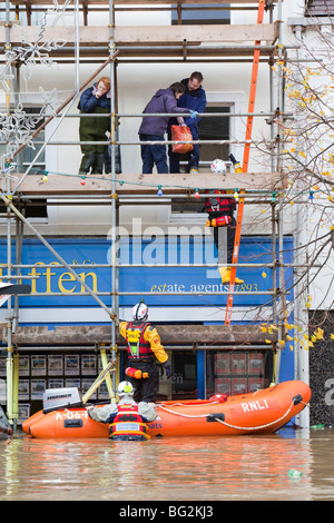 Les sauveteurs RNLI et évacuer les résidents de la rue main Cockermouths lors des inondations de novembre 2009. Banque D'Images