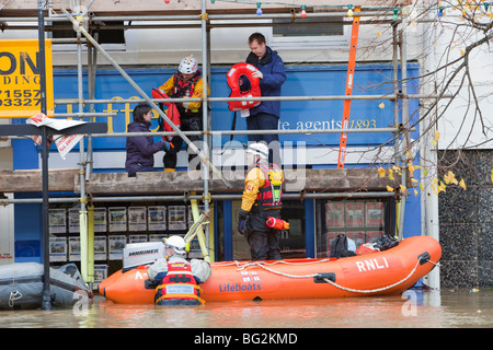 Les sauveteurs RNLI et évacuer les résidents de la rue main Cockermouths lors des inondations de novembre 2009. Banque D'Images