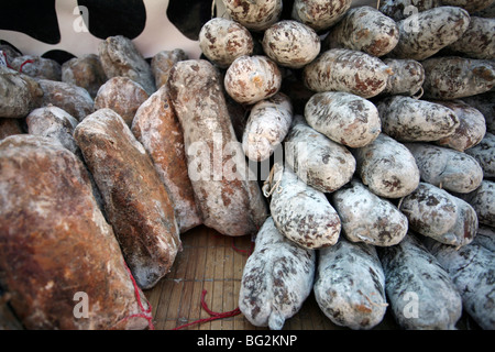 Charcuterie - des piles de salami / saucisse séchée / Saucisson sec / ham Banque D'Images