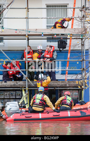 Les sauveteurs RNLI et évacuer les résidents de la rue main Cockermouths lors des inondations de novembre 2009. Banque D'Images