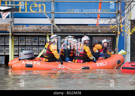 Les sauveteurs RNLI et évacuer les résidents de la rue main Cockermouths lors des inondations de novembre 2009. Banque D'Images