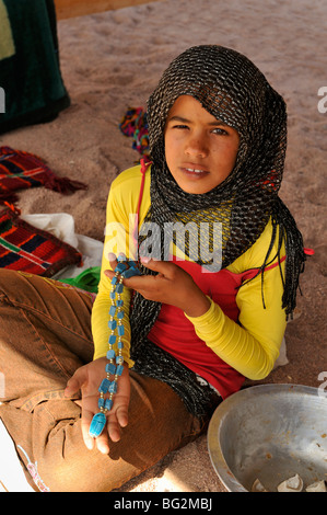 Young Girl holding Bédouin collier pour vente, Sinaï, Égypte Banque D'Images