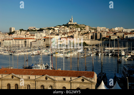 Vue panoramique sur le Vieux Port ou le Vieux Port, le Port ou le Port et l'église notre Dame de la Garde et Rive Neuve, Marseille France Banque D'Images