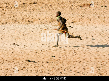 Du sud, la Tanzanie, le lac Eyasi, chasseurs Hadza avec arc et flèche. Hadza sont une petite tribu de chasseurs-cueilleurs Banque D'Images