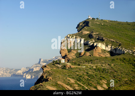 Chambre sur le bord de falaises ou bordure de la falaise et Phare, Route des Crêtes, La Ciotat, Provence, France Banque D'Images