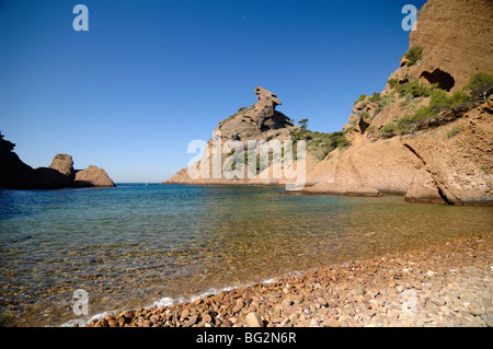 Plage de galets désertes, Bay et étroite Inlet, calanque de Figuerolles, Côte Méditerranéenne, La Ciotat, Provence, France Banque D'Images