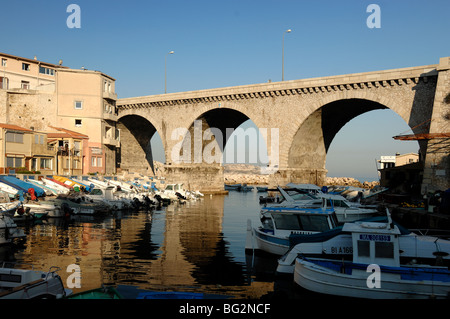 Vallon des Auffes Inlet, Port de pêche, bateaux & Pont de Corniche Road, Marseille ou Marseille, Provence, France Banque D'Images