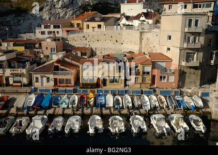 Vue aérienne de Vallon des Auffes Inlet & Fishing Port avec bateaux de pêche traditionnels et cabanons, Marseille ou Marseille, Provence, France Banque D'Images