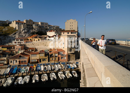 Bateaux et maisons de pêche dans le port de Vallon des Auffes Inlet, Pont sur la Corniche, et joggeurs, Marseille ou Marseille, Provence, France Banque D'Images