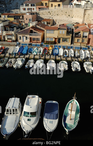 Vue aérienne de Vallon des Auffes Inlet & Fishing Port avec bateaux de pêche traditionnels et cabanons, Marseille ou Marseille, Provence, France Banque D'Images