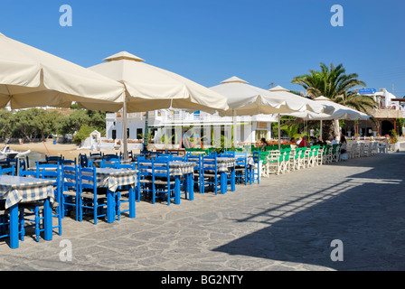 Des tavernes traditionnelles et des cafés sont situés dans le port de la petite ville côtière de Piso Livadi. Piso Livadi, Paros Island, .... Banque D'Images