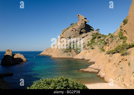 Plage de galets désertes, La Baie et l'entrée d'étroit, calanque de Figuerolles, Côte Méditerranéenne, La Ciotat, Provence, France Banque D'Images