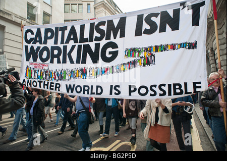 G20 Meltdown 'carnaval contre le capitalisme", dirigé par 4 marches avec 'Horsefolk de l'Apocalypse. Le capitalisme ne fonctionne pas banner Banque D'Images