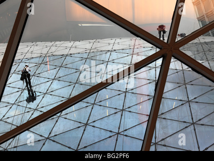 Nettoyage des fenêtres au centre commercial MyZeil à Francfort Banque D'Images