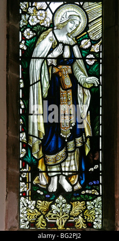 Fenêtre en vitraux de Charles E.Steel représentant la Vierge Marie à l'Annonciation, église St Giles, Exhall, Alcester, Warwickshire Banque D'Images