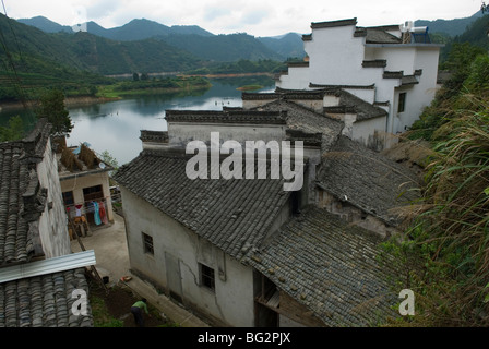 Huizhou blanc maisons dans un petit village le long de la route de Tankou, Huang Shan, province de Anhui. La Chine. Banque D'Images