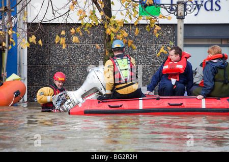 Les sauveteurs RNLI et évacuer les résidents de la rue main Cockermouths lors des inondations de novembre 2009. Banque D'Images