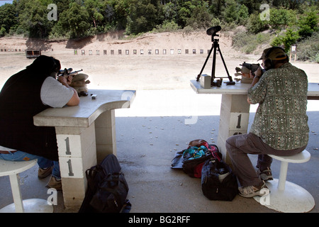 Deux hommes le tir sur cible avec Ruger 10/22 rifles au Los Altos Club de chasse et de tir en plein air Banque D'Images