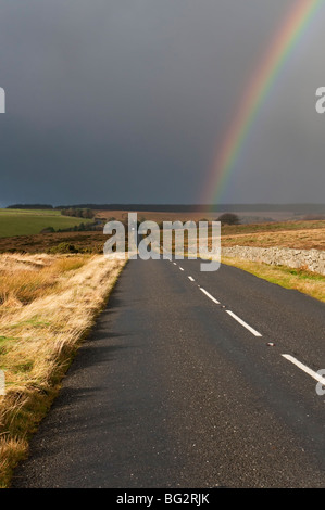 Route près de Princetown à Dartmoor juste avant une tempête avec rainbow Banque D'Images