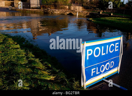 Inondation Police signe à Tetbury splash et pont Banque D'Images