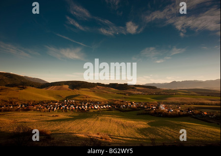 Village de Liptov, Kvacany, la Slovaquie à l'automne coucher du soleil Banque D'Images