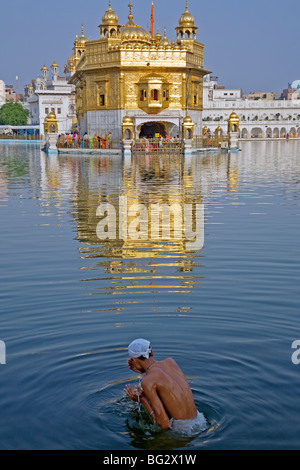 Pèlerin Sikh se baigner dans le bassin sacré. Le Temple d'or. Punjab. L'Inde Banque D'Images