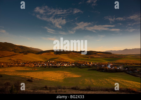 Village de Liptov, Kvacany, la Slovaquie à l'automne coucher du soleil Banque D'Images