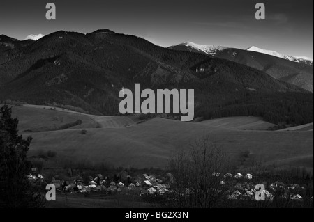 Village de Liptov, Kvacany, la Slovaquie à l'automne coucher du soleil Banque D'Images