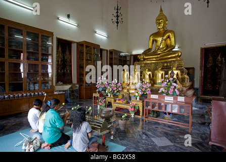 Les femmes thaïlandaises de prier. Wat Pho. Bangkok. Thaïlande Banque D'Images