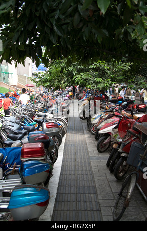 Les mobylettes et les vélos garés devant un centre commercial à Chengdu Banque D'Images