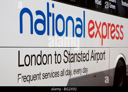 Bus National Express à l'aéroport de Stansted, Londres, Londres, Angleterre, Royaume-Uni, Europe Banque D'Images