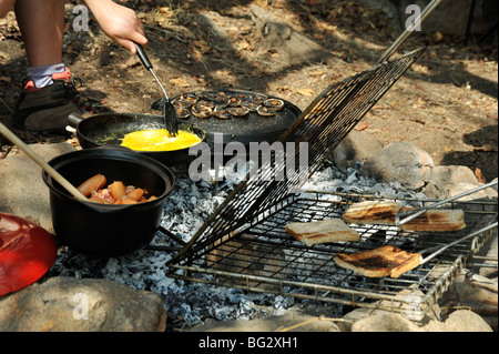 Limpopo, Afrique du Sud, la cuisson des aliments sur feu ouvert, petit déjeuner préparation sur camping holiday, Close up, objets Banque D'Images