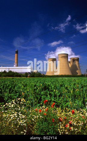 Les nuages de vapeur passant de drax power station by drax yorkshire uk Banque D'Images