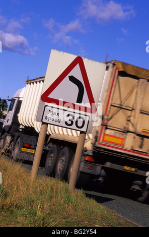 Panneau d'avertissement de passage de camions de 30 mph limite de vitesse et forte à gauche dans la voie de l'avenir Henrichenburg Shiplift yorkshire uk Banque D'Images