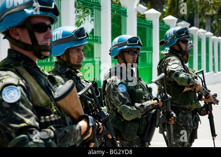 Les soldats de l'ONU du Brésil devant le palais présidentiel à Port-au-Prince, Haïti. Banque D'Images