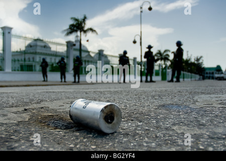 Un vide de gaz lacrymogènes dans la rue après une violente émeute devant le palais présidentiel à Port-au-Prince, Haïti. Banque D'Images