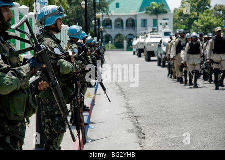 Les soldats de l'ONU du Brésil devant le palais présidentiel à Port-au-Prince, Haïti. Banque D'Images