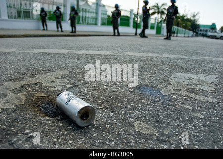 Un vide de gaz lacrymogènes dans la rue après une violente émeute devant le palais présidentiel à Port-au-Prince, Haïti. Banque D'Images