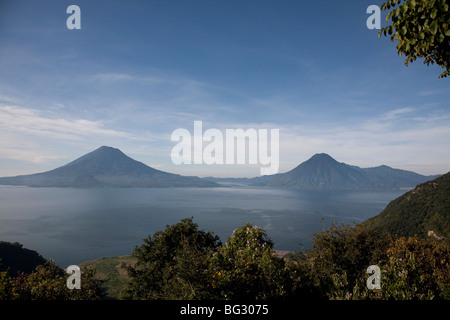 Les volcans San Pedro, Toliman et Atitlan au lac Atitlan Guatemala. Banque D'Images