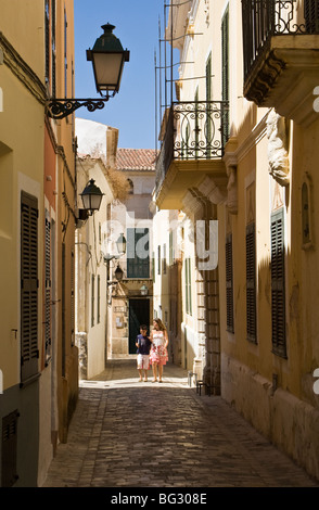 Les ruelles de la vieille ville, Ciutadella, Menorca, Espagne. Banque D'Images