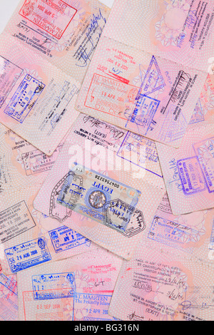 Pages de passeport du Royaume-Uni avec des timbres de différents pays de destination. Banque D'Images