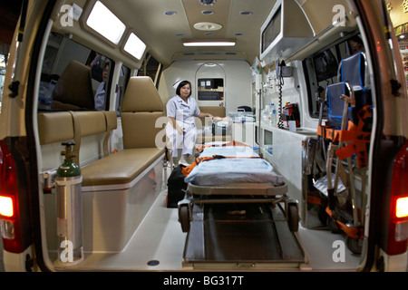 Intérieur Des Ambulanciers. Vue sur une ambulance entièrement équipée. Thaïlande S. E. Asie Banque D'Images