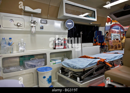 Intérieur Des Ambulanciers. Vue sur une ambulance entièrement équipée. Thaïlande S. E. Asie Banque D'Images