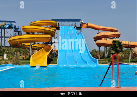 Parc à thème de l'eau ou l'Aquapark, excitant les diapositives et les canaux Banque D'Images