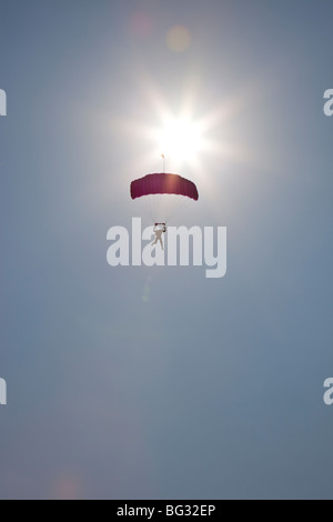 Parachutiste est sous l'auvent, l'avion pour le soleil et de pilotage parfait dans le ciel bleu clair. Banque D'Images