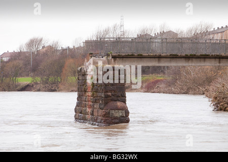 Une passerelle détruite par les inondations à Workington Banque D'Images