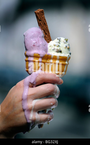 La fonte des glaces en cornet sur chaude journée. Banque D'Images